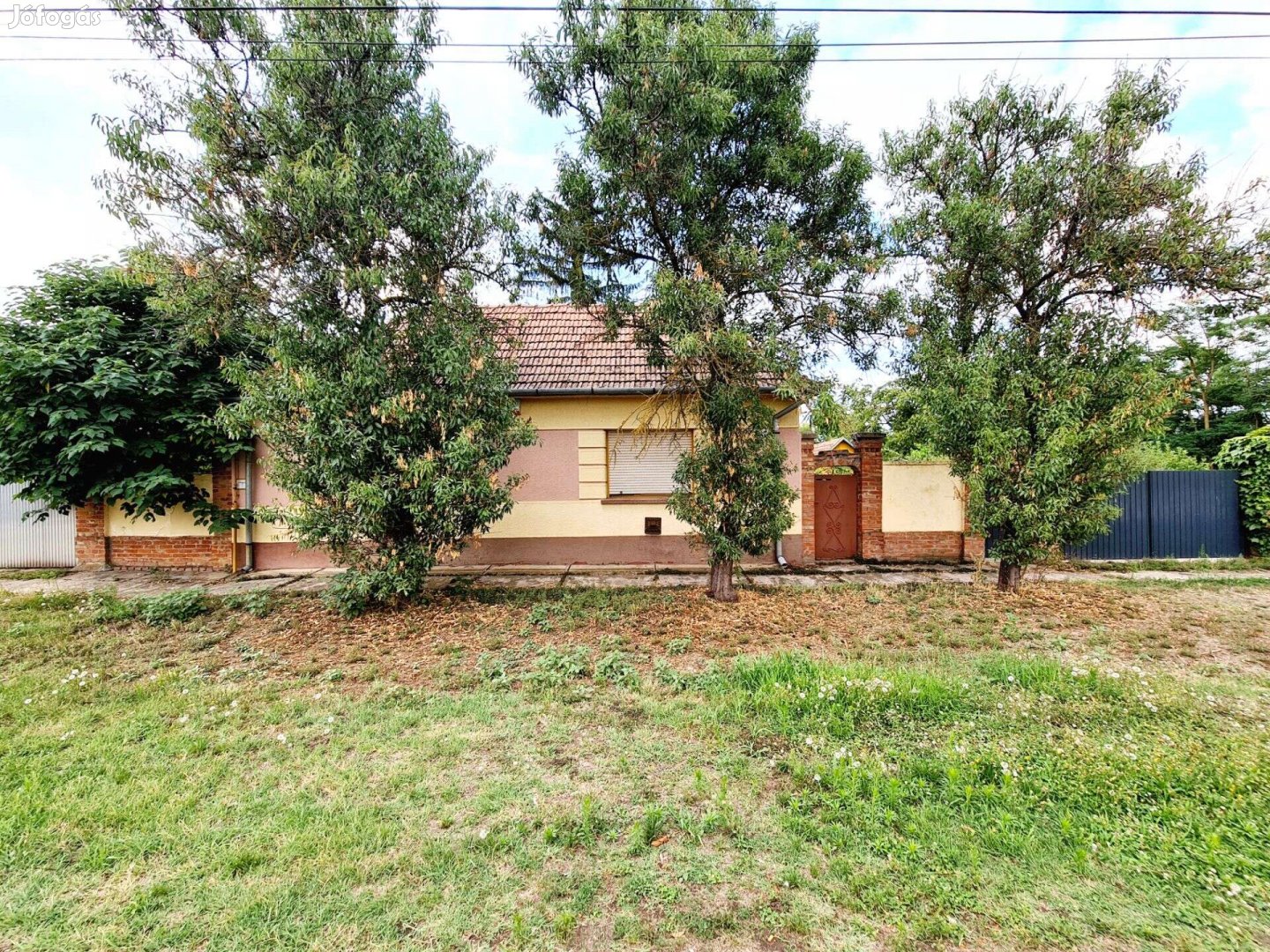 Az Öreg utcában családi ház garázzsal és melléképületekkel