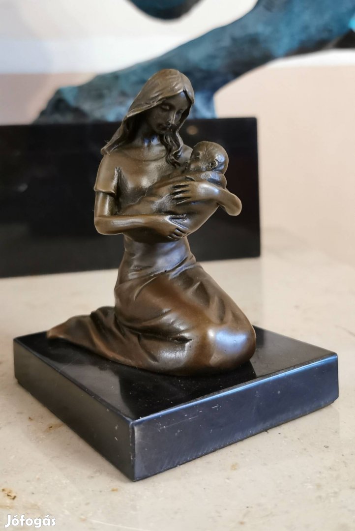 Az anyai szeretet szobra - Anya gyermekével