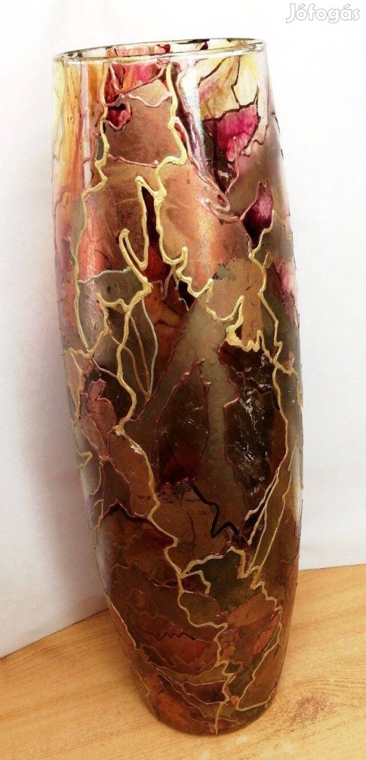 Az arany árnyalataiban pompázó váza. Varga T. jelzéssel.