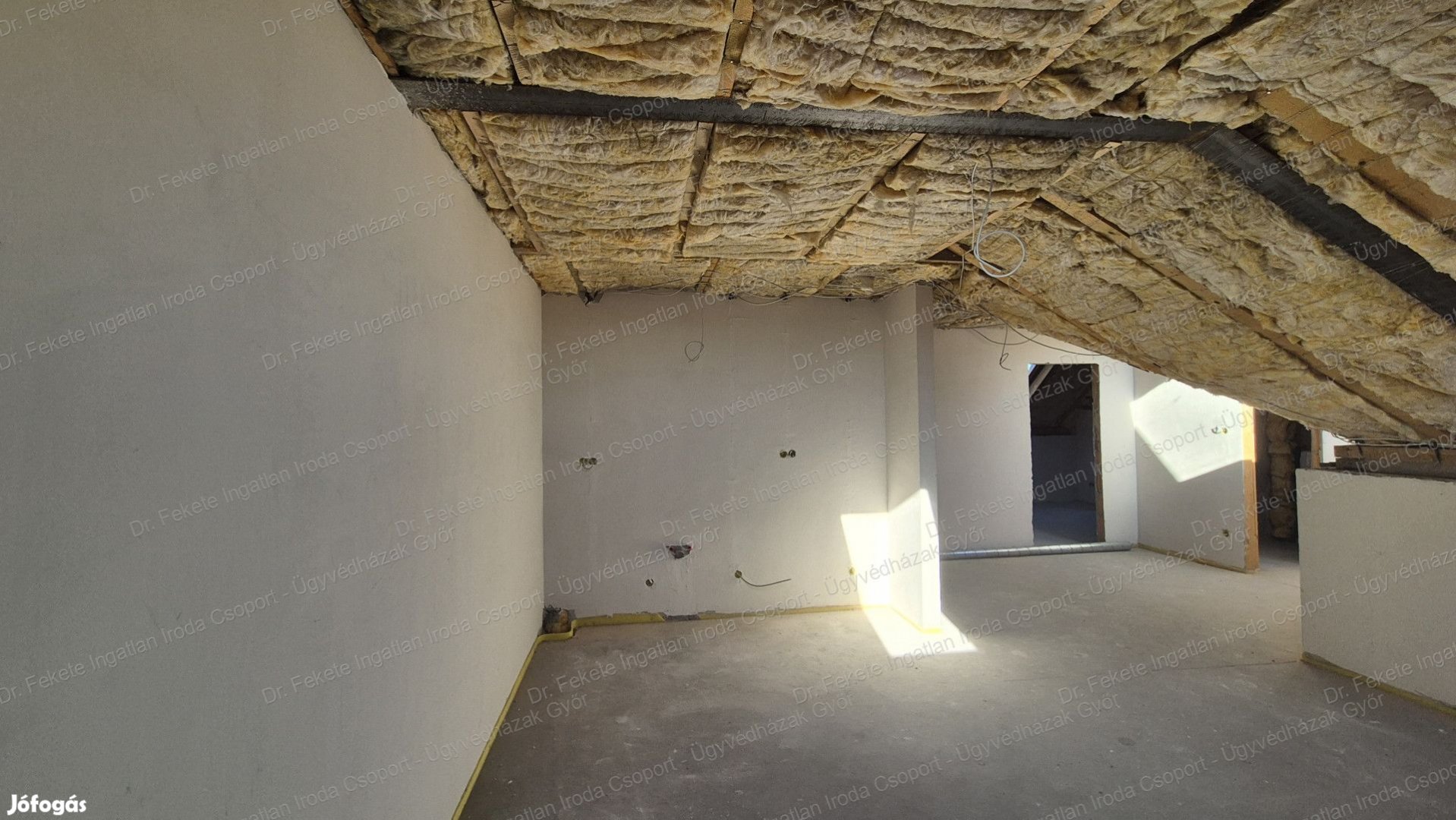 Azonnal birtokba vehető FŰTÉSKÉSZ tetőtéri lakás!