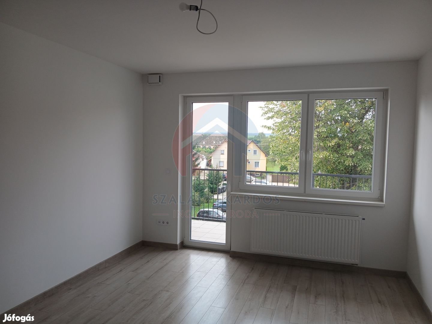 Azonnal költözhető 4 szobás erkélyes lakás.