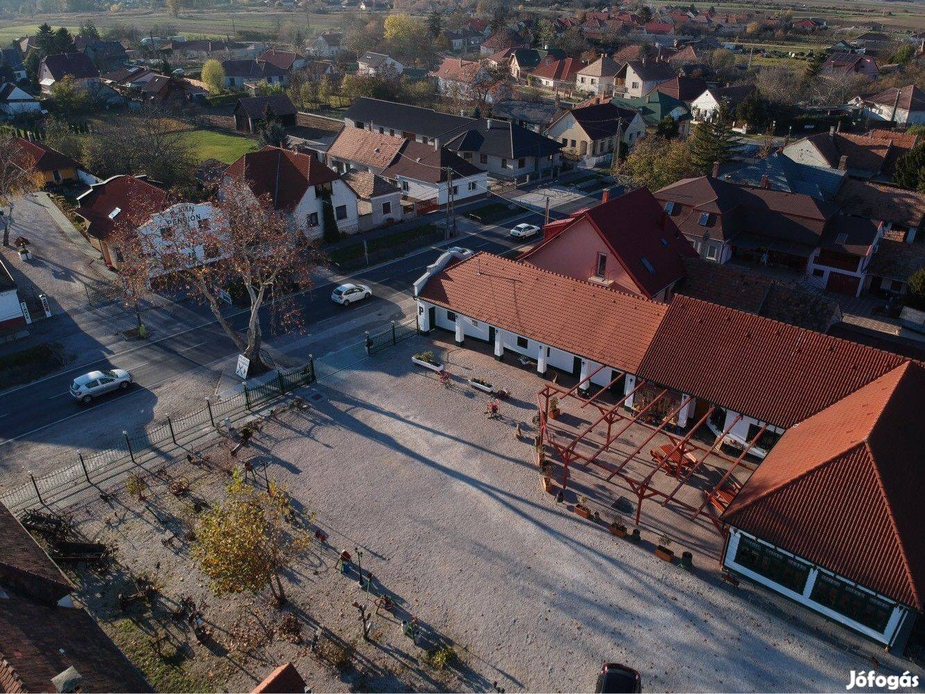 Azonnal üzemeltethető, jól jövedelmező épületkomplexum Győrtől 8 km-r