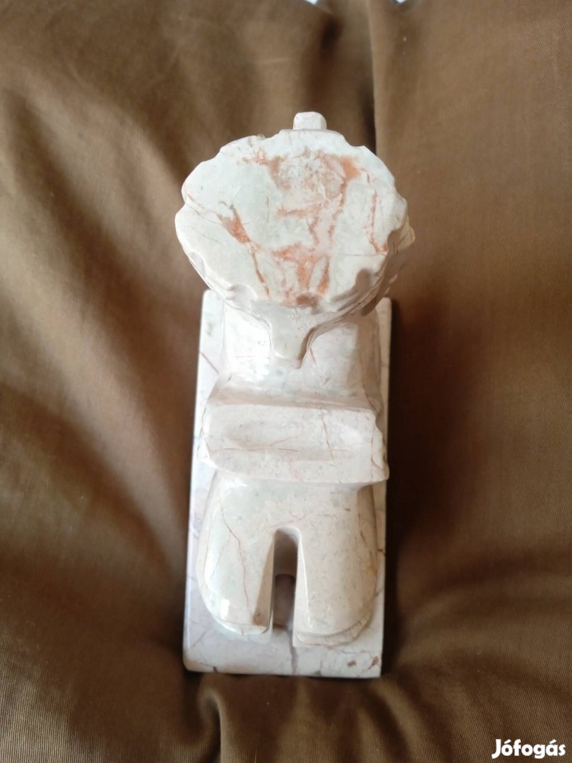 Azték márvány gyűrűtartó szobrocska