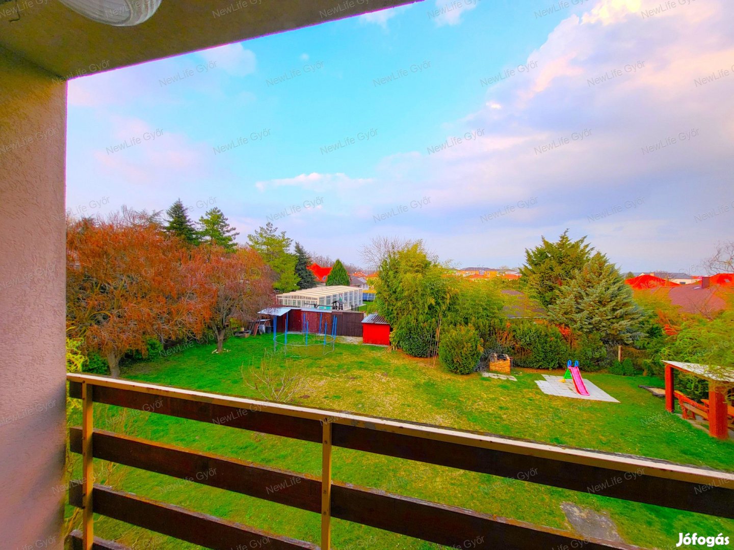 BELESZERETŐS LAKÁS GYIRMOTÓN, PANORÁMÁS KILÁTÁSSAL
