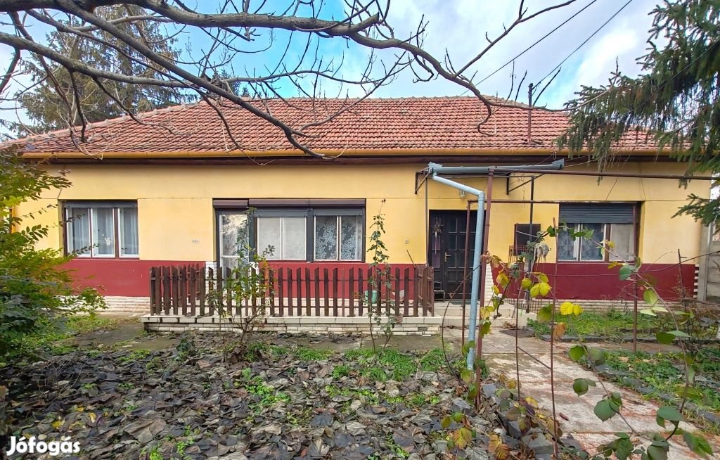 BELVÁROS! Nappali + 3 szobás tégla ház ELADÓ, Békéscsaba!