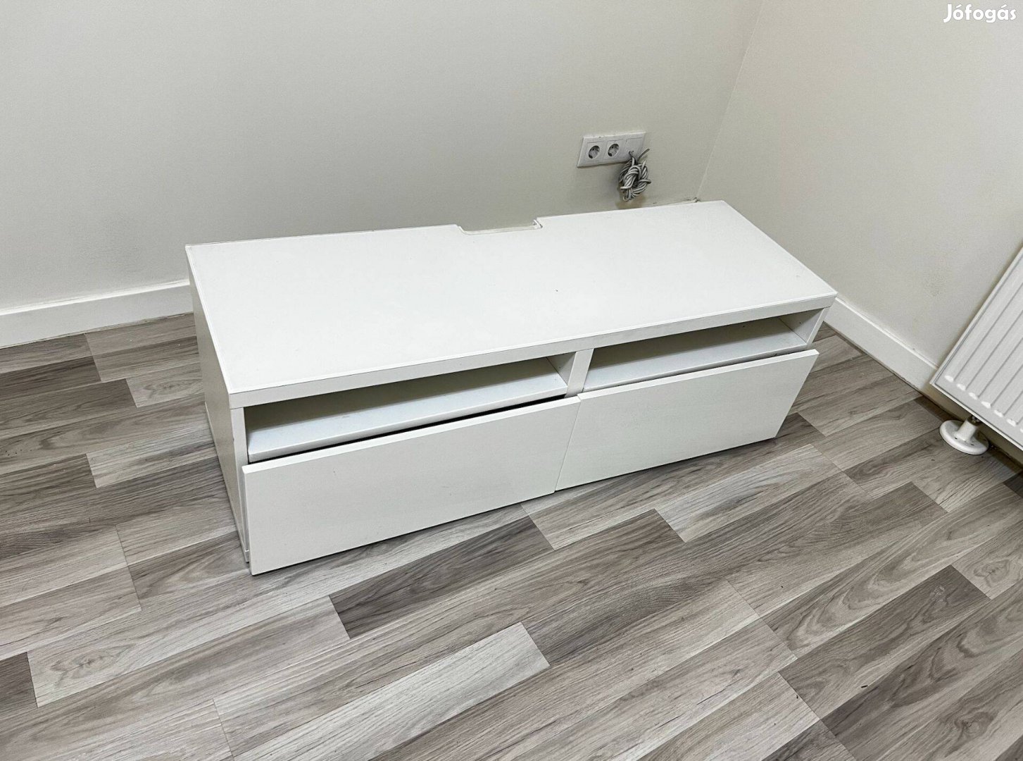 BESTÁ 120x42x38 Falra szerelhető, lábbal felszerelt szekrénykombináció