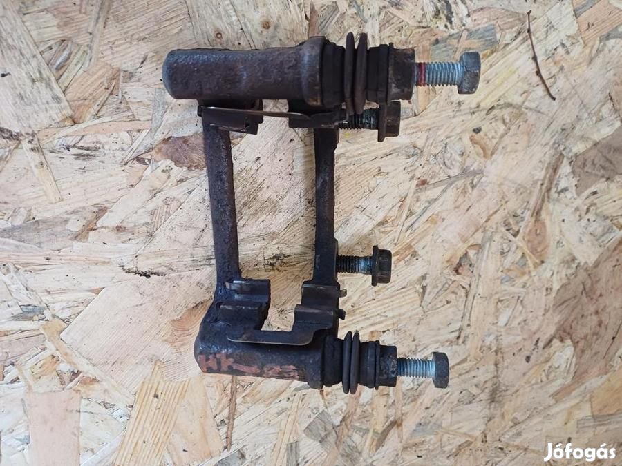 BMW 1 E81 E82  E87 (2005-2011) Jobb Hátsó Féknyereg Tartó