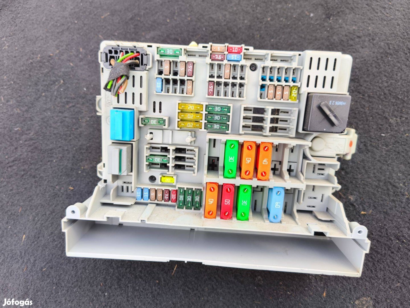 BMW 1 E87 3 E90 E91 biztosítéktábla utastér