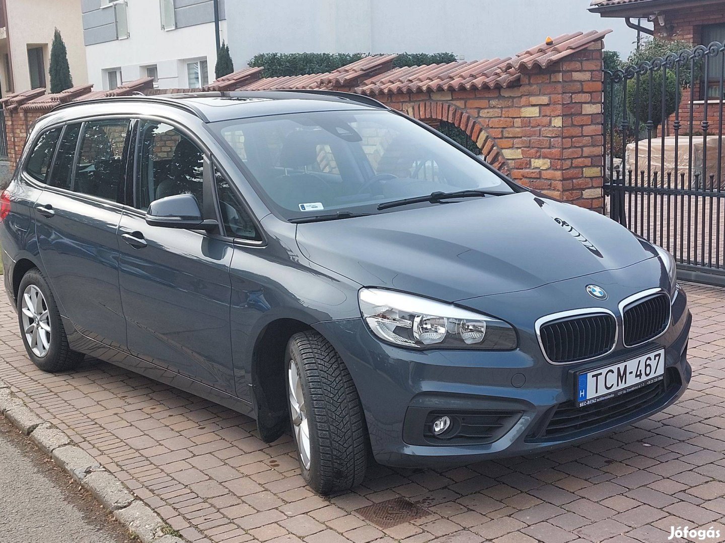 BMW 216 diesel, 97.000 km, bőr, tolatórada, vonóhorog, tetőablak
