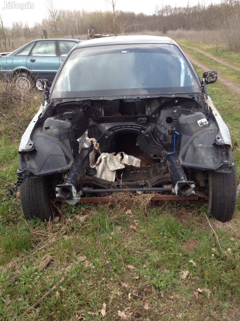 BMW 318 d  tip 2001 évj Hiányos Karosszéria és elemei