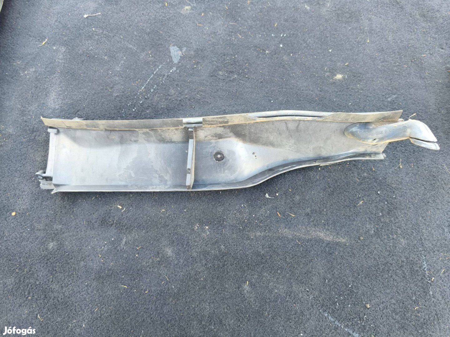 BMW 3 E90 E91 jobb oldali szélvédő alatti vízelvezető műanyag