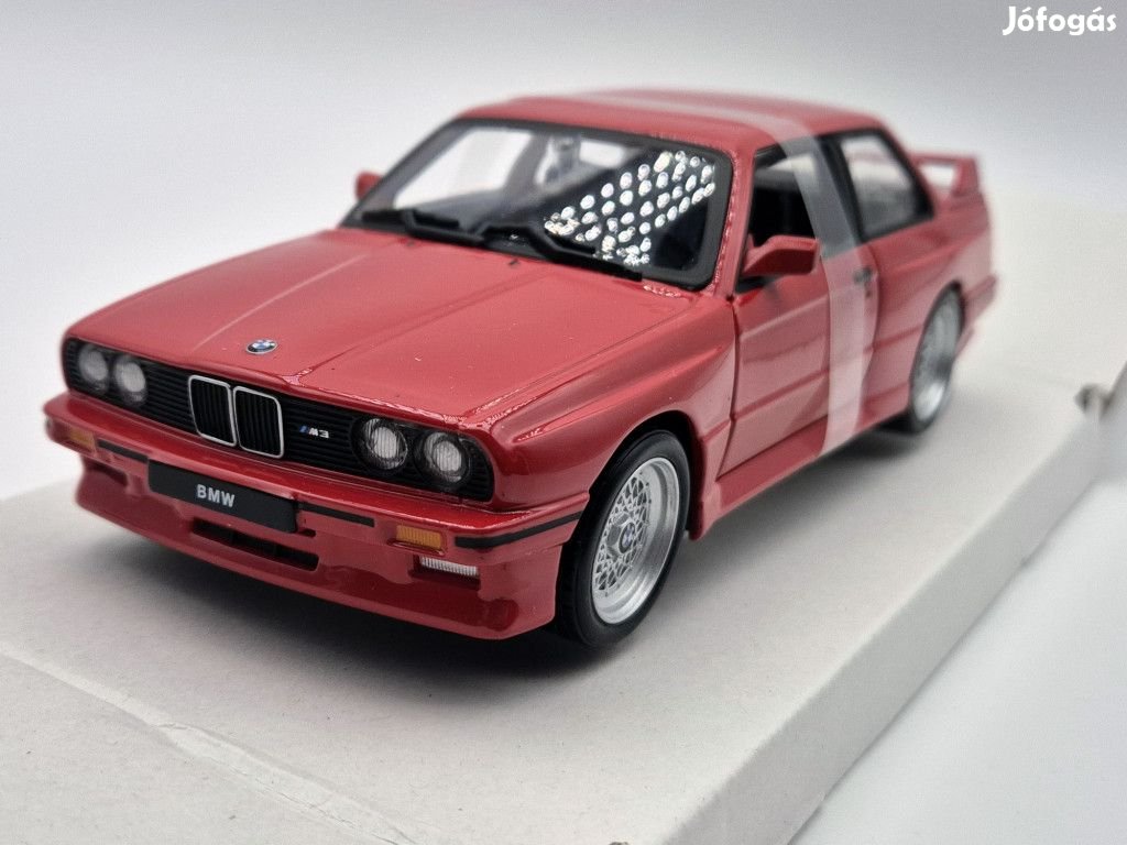 BMW E30 M3 (1988) - piros - Bburago - 1:24