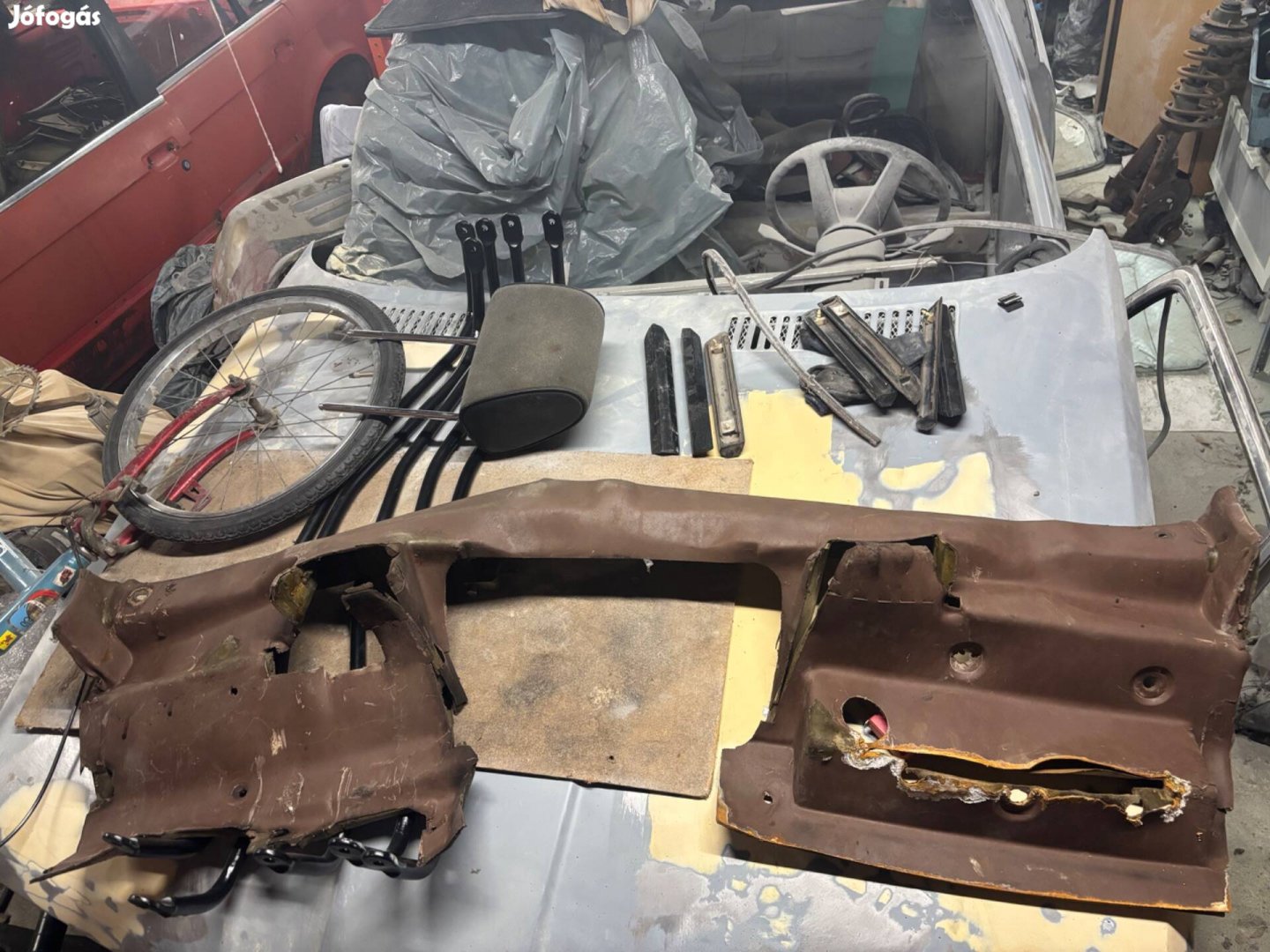 BMW E30 műszerfal alatti szigetelés