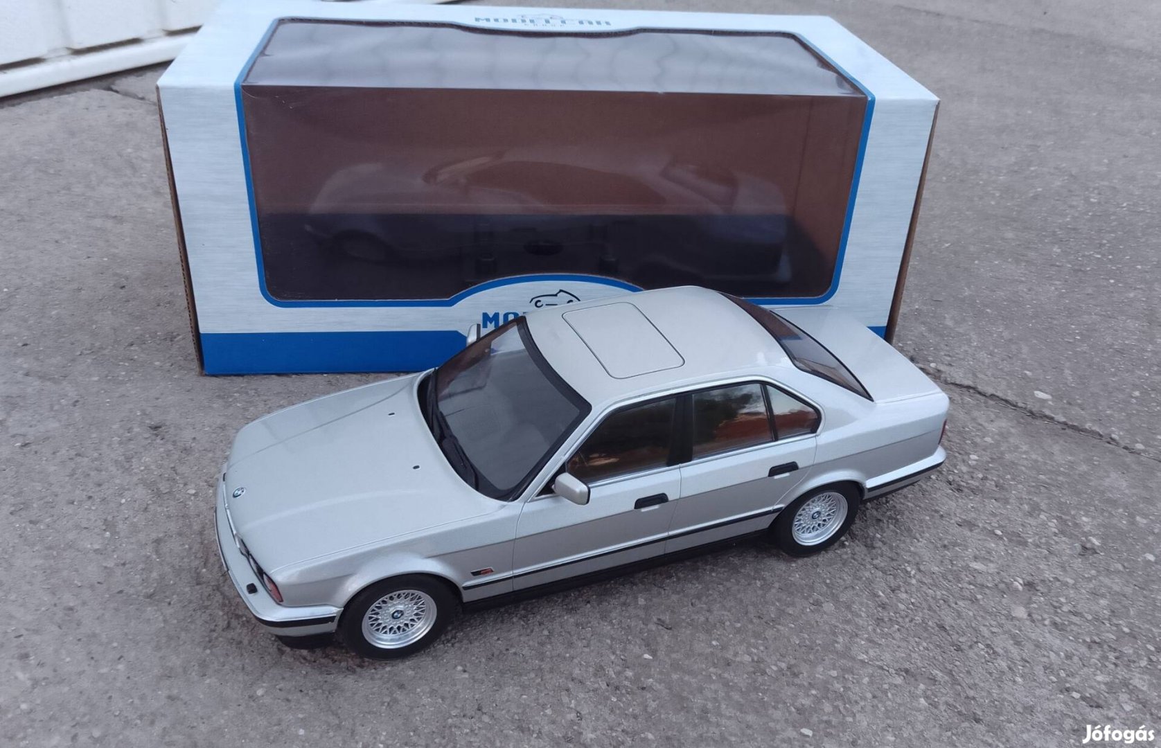 BMW E34 (1:18) gyűjtői fém modell.