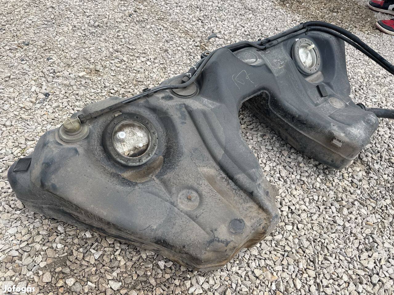 BMW E60 E61 335d 306D4 272le üzemanyag tank