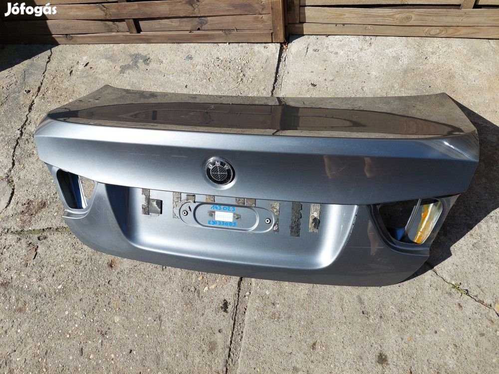 BMW E90 LCI szürke spacegrau csomagtér fedél ajtó üresen szépséghibáv