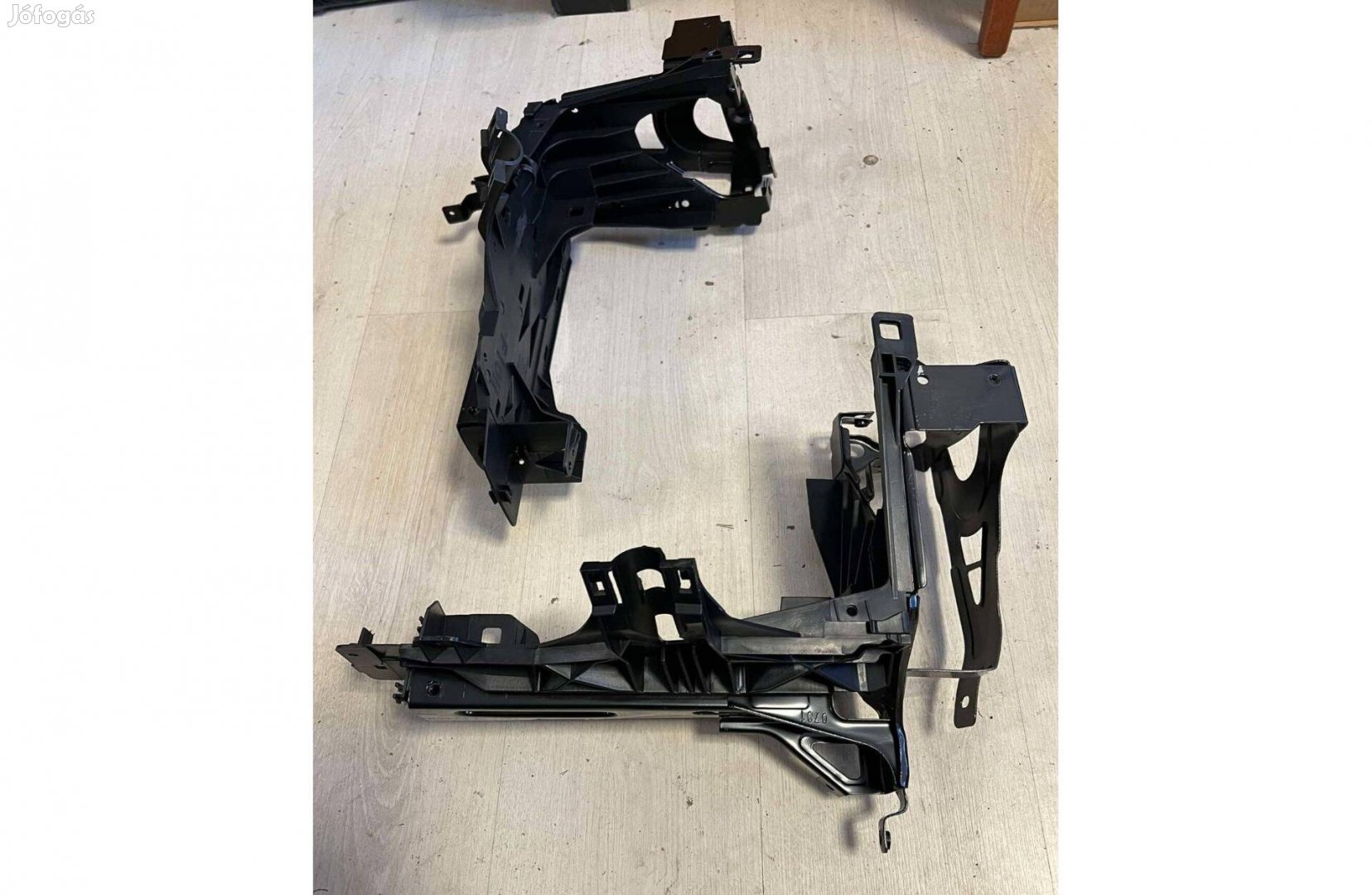 BMW F10 fényszórótartó keret (lámpatartó keret)
