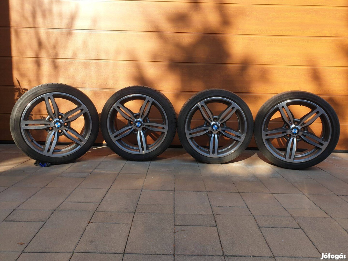 BMW M6 18" alufelni, rajta 225/40 újszerű Dunlop nyári gumi