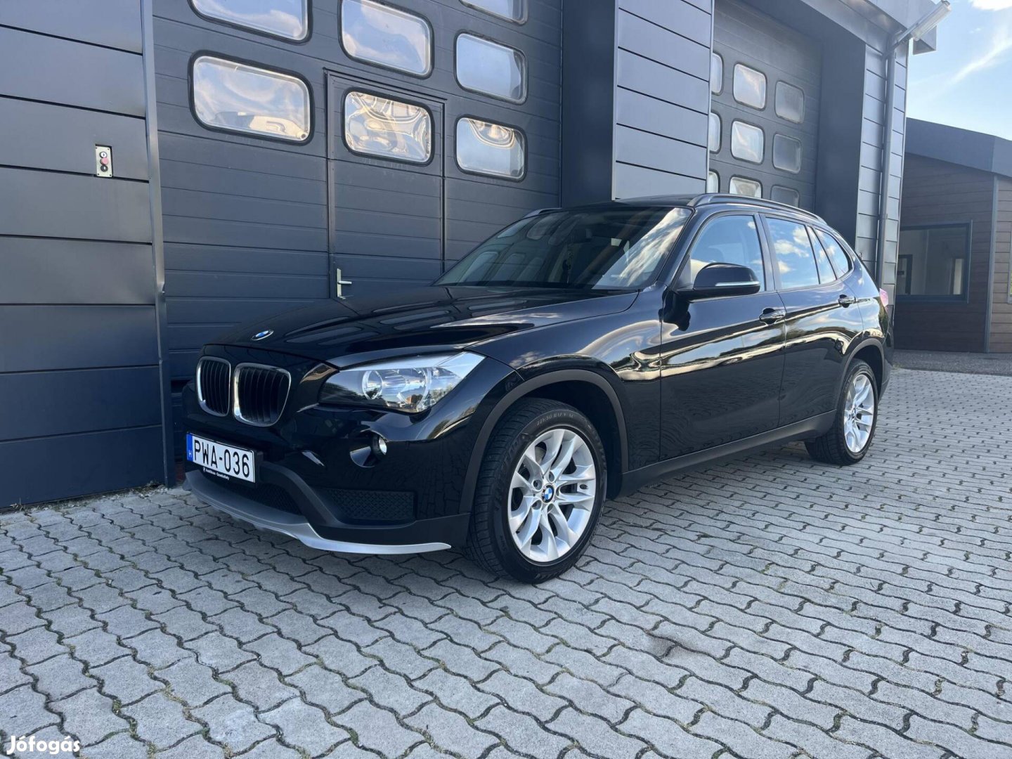 BMW X1 sdrive18d (Automata) Szervizkönyv / Navi...