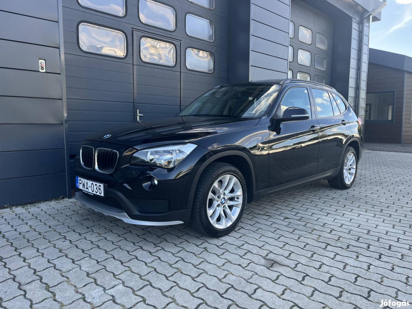 BMW X1 sdrive18d (Automata) Szervizkönyv / Navi...