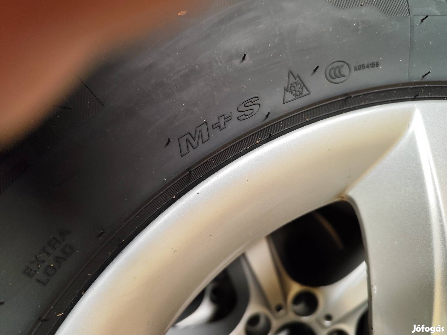 BMW X5 E70 gyári 18 alufelni 4 évszakos gumikkal.
