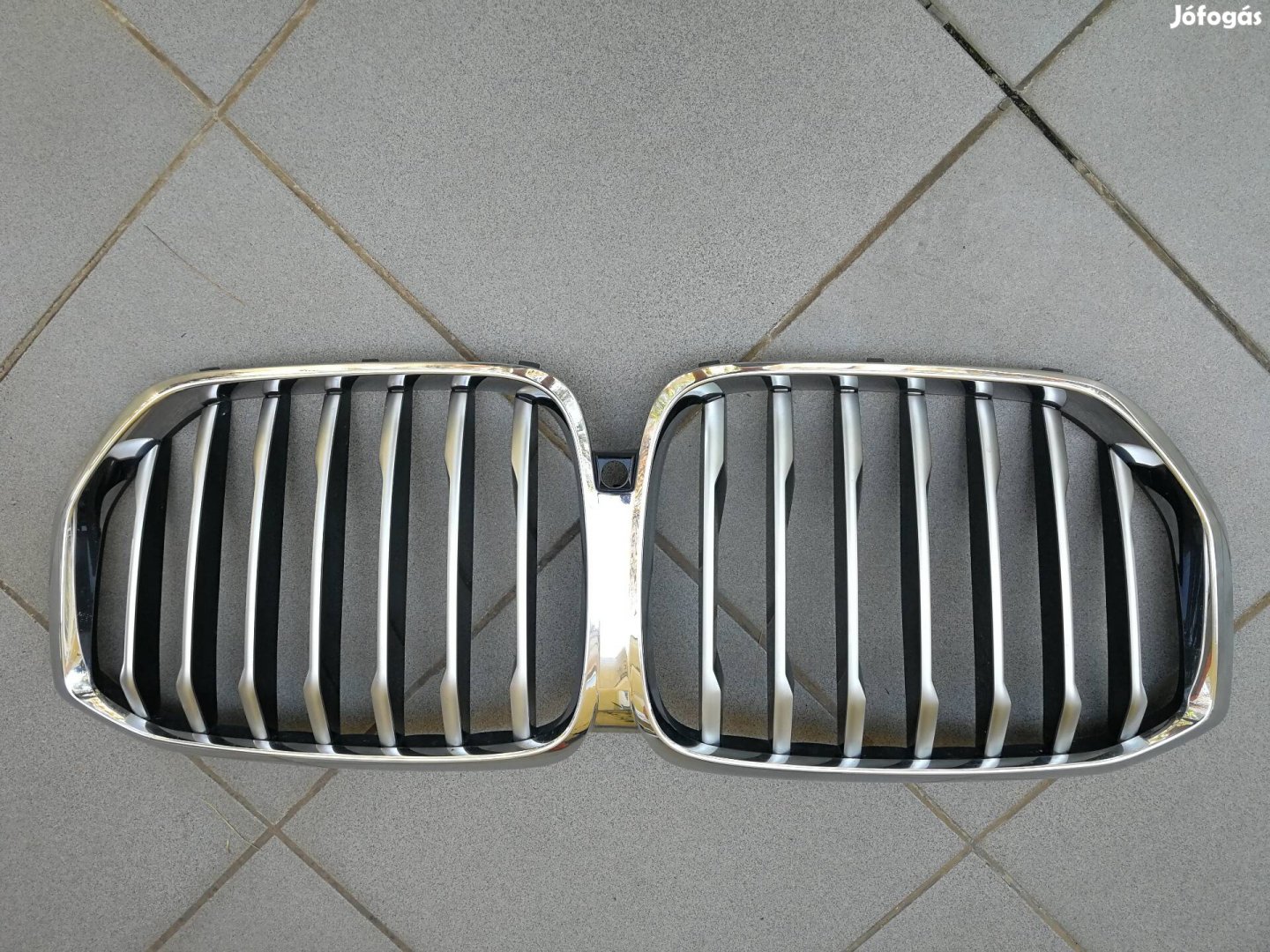 BMW X5 gyári kamerás hűtő rács hibátlan állapotban eladó 