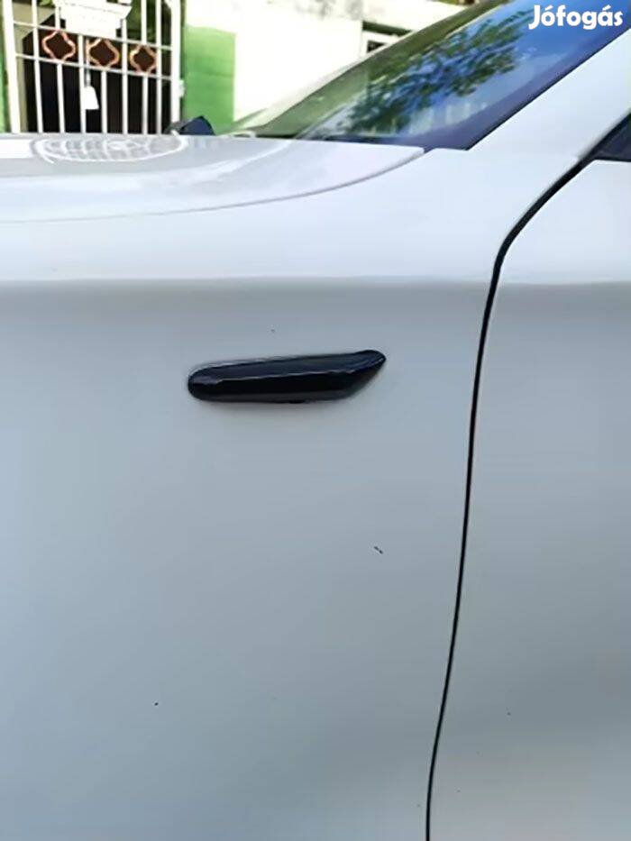 BMW dinamikus futófényes oldal irányjelző füstszinű