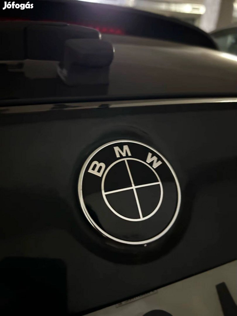 BMW embléma 82 mm . motorháztető ,kék-fehér , full fekete