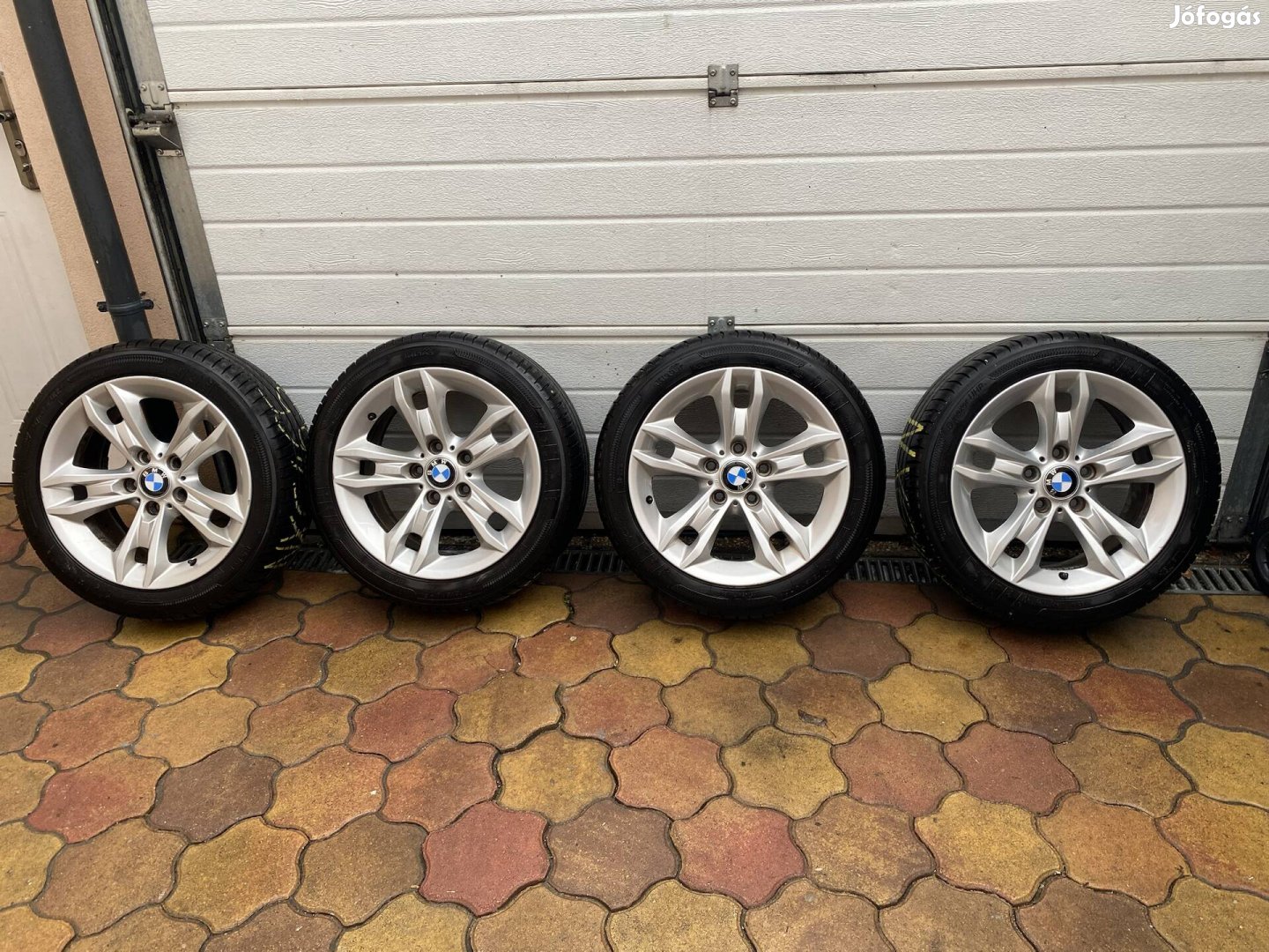 BMW gyári 17-es alufelni garnitúra újszerű Kleber nyári gumikkal 