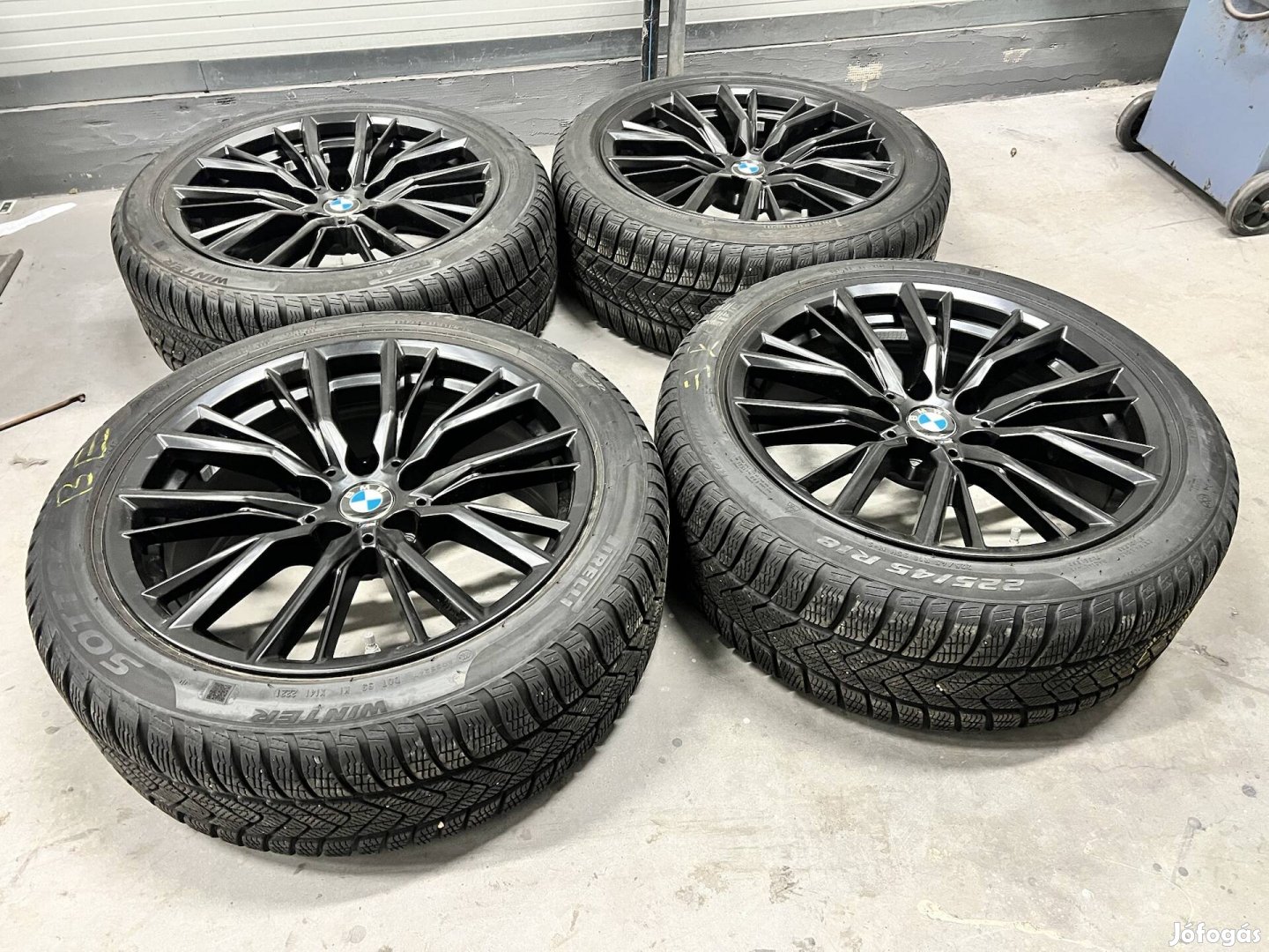 BMW gyári 18" téli kerékgarnitúra Pirelli gumikkal - 1 szezont futott!