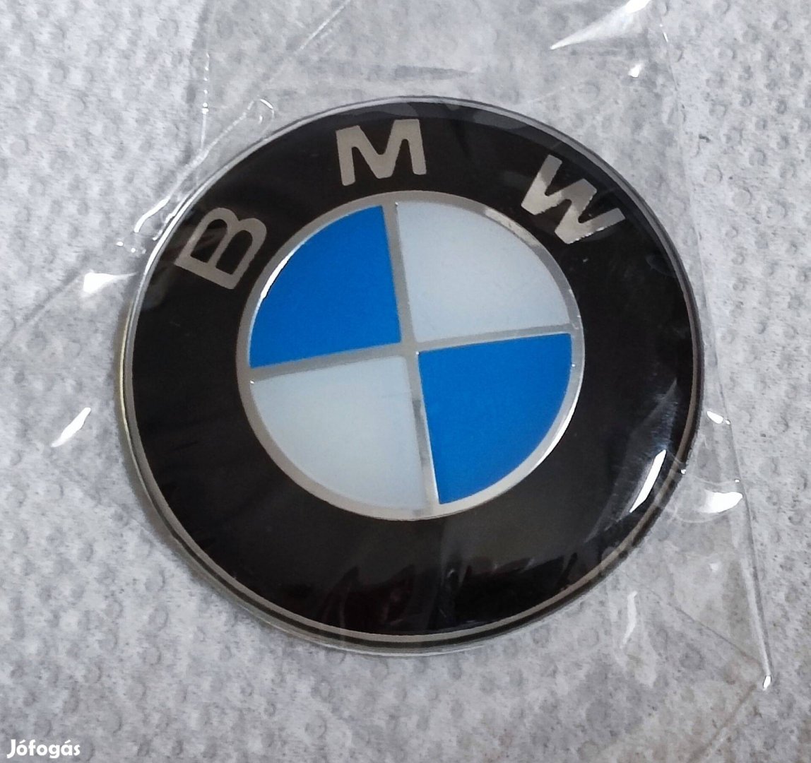 BMW kormány új kék-fehér embléma