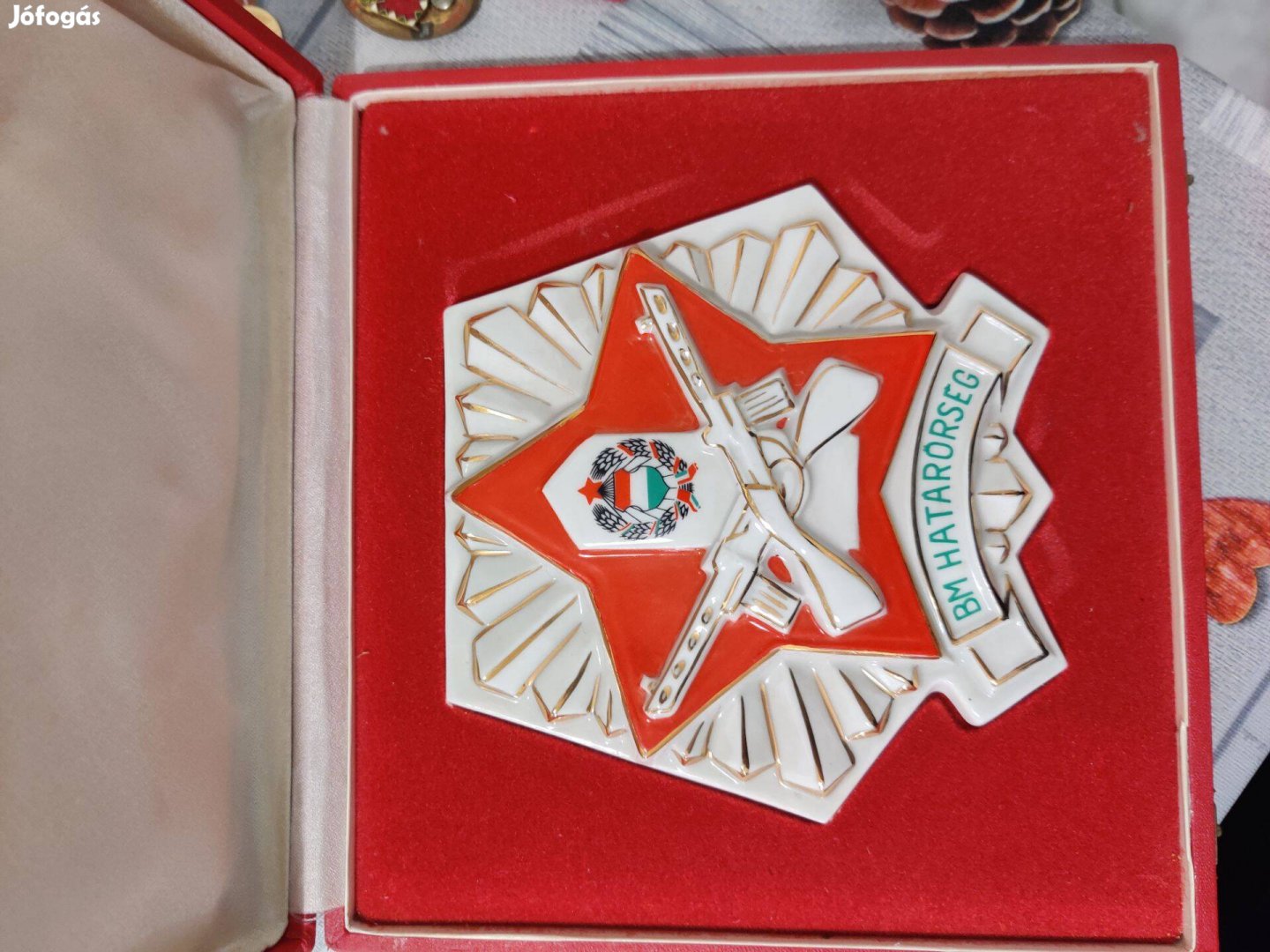 BM. Határőrség nagyalakú Hollóházi porcelán plakett, díszdobozban