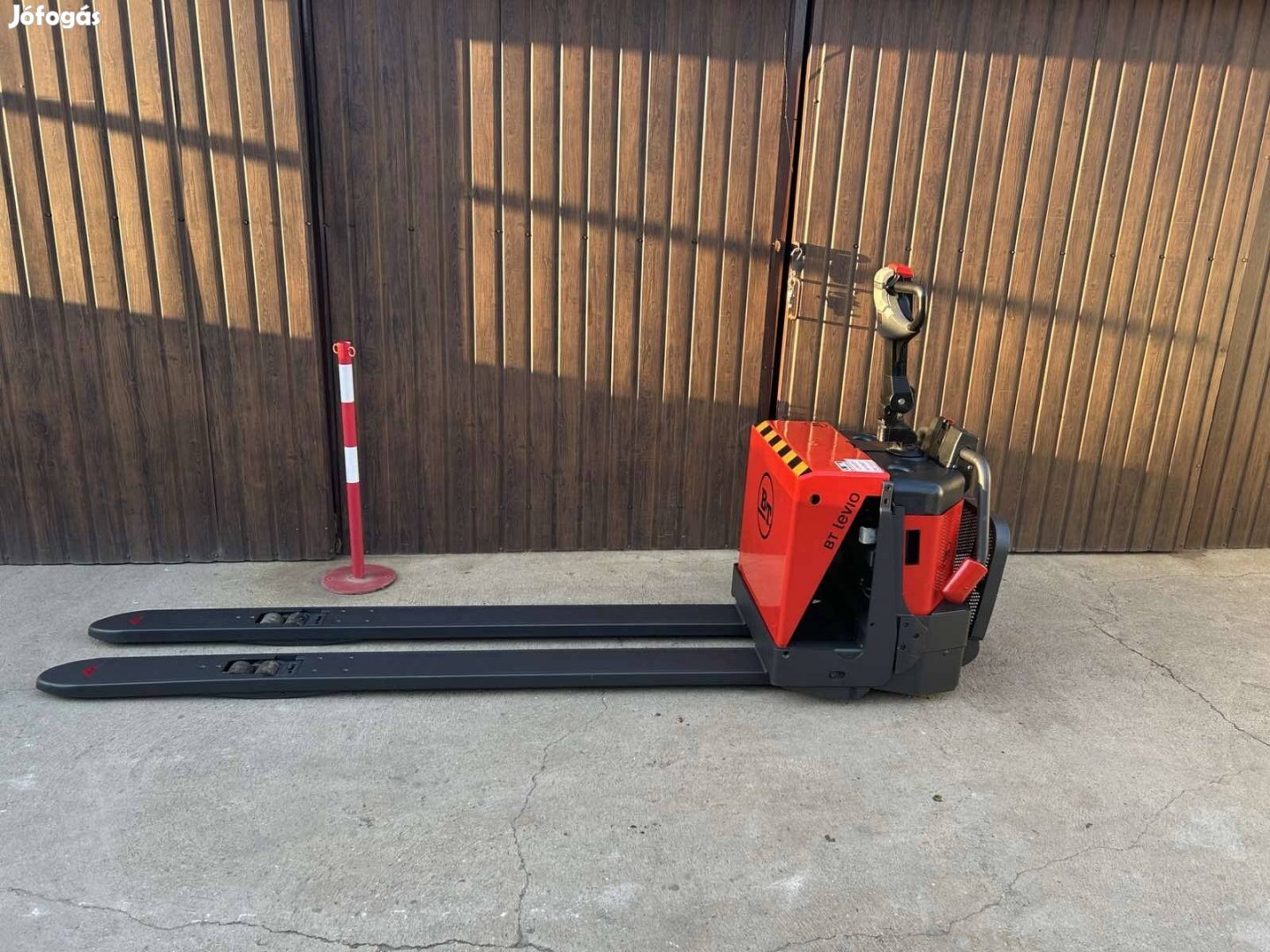 BT(Toyota)elektromos raklapemelő béka targonca