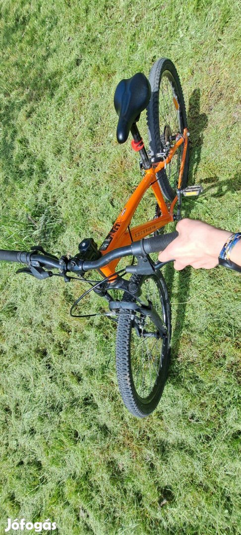 B'Twin Rockrider 26" bringa eladó
