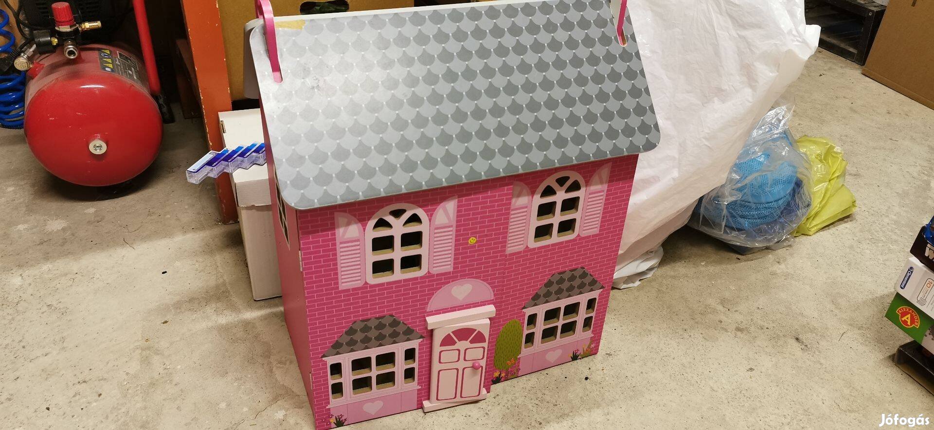 Babaház fa bútorokkal