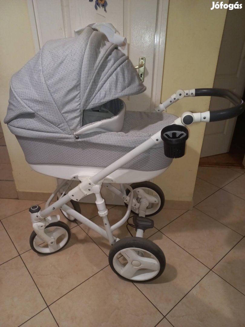 Babakocsi 31 szürke -fehér bőrbetétes
