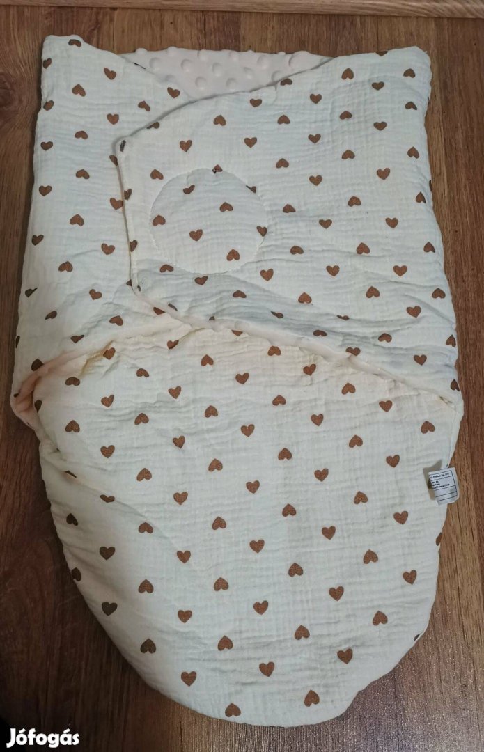 Babapólya tépőzáras záródás puha tapintású szívecskés minta