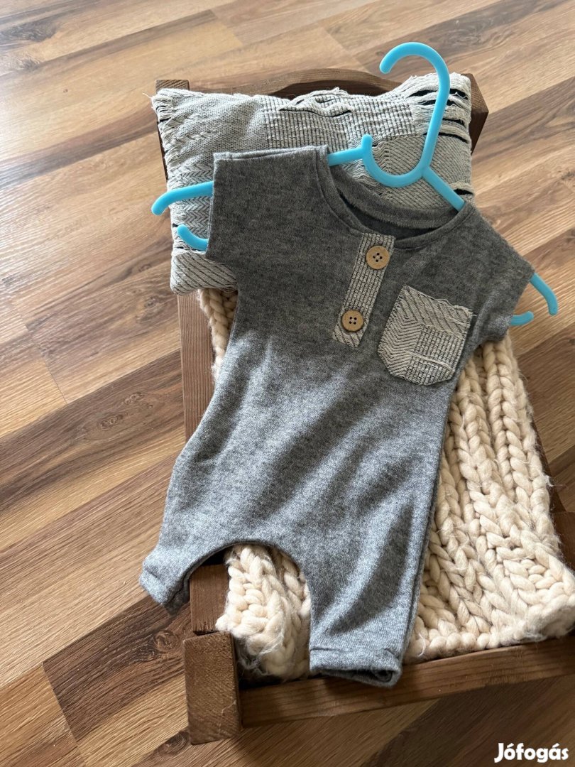 Babaruha hozzá illő kispárnával fotózáshoz