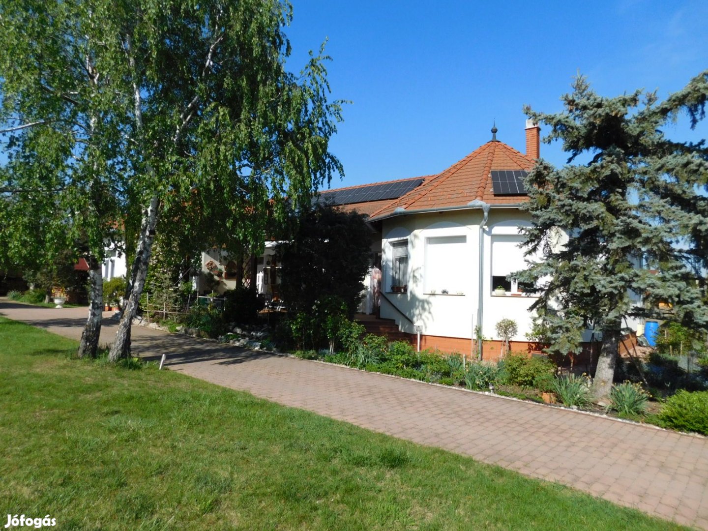 Bagolyvár közelében eladó 160 nm-es, 2 lakásos, szép családi ház