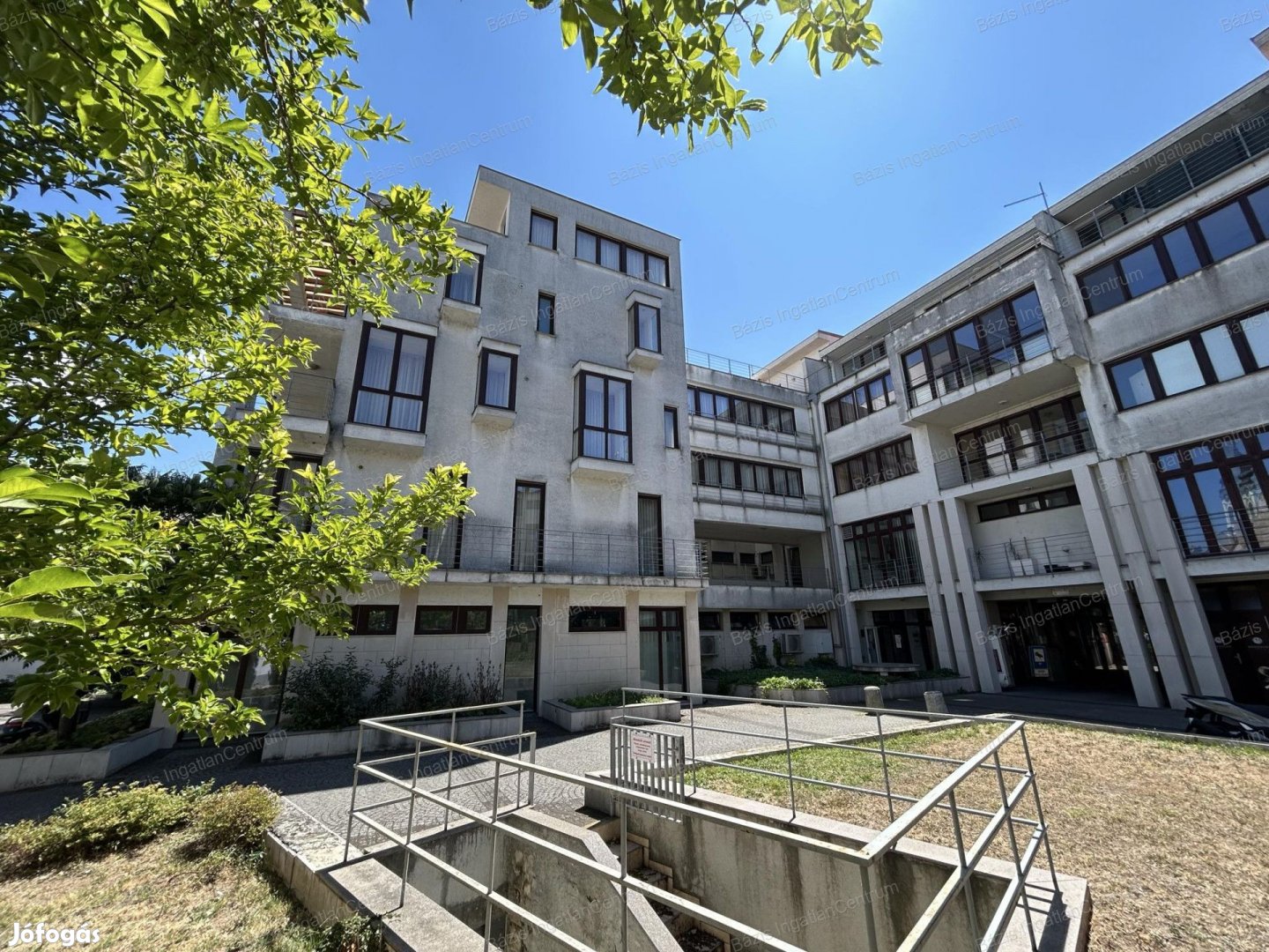 Baja belvárosában eladó egy újszerű, 78 m2-es, téglaépítésű