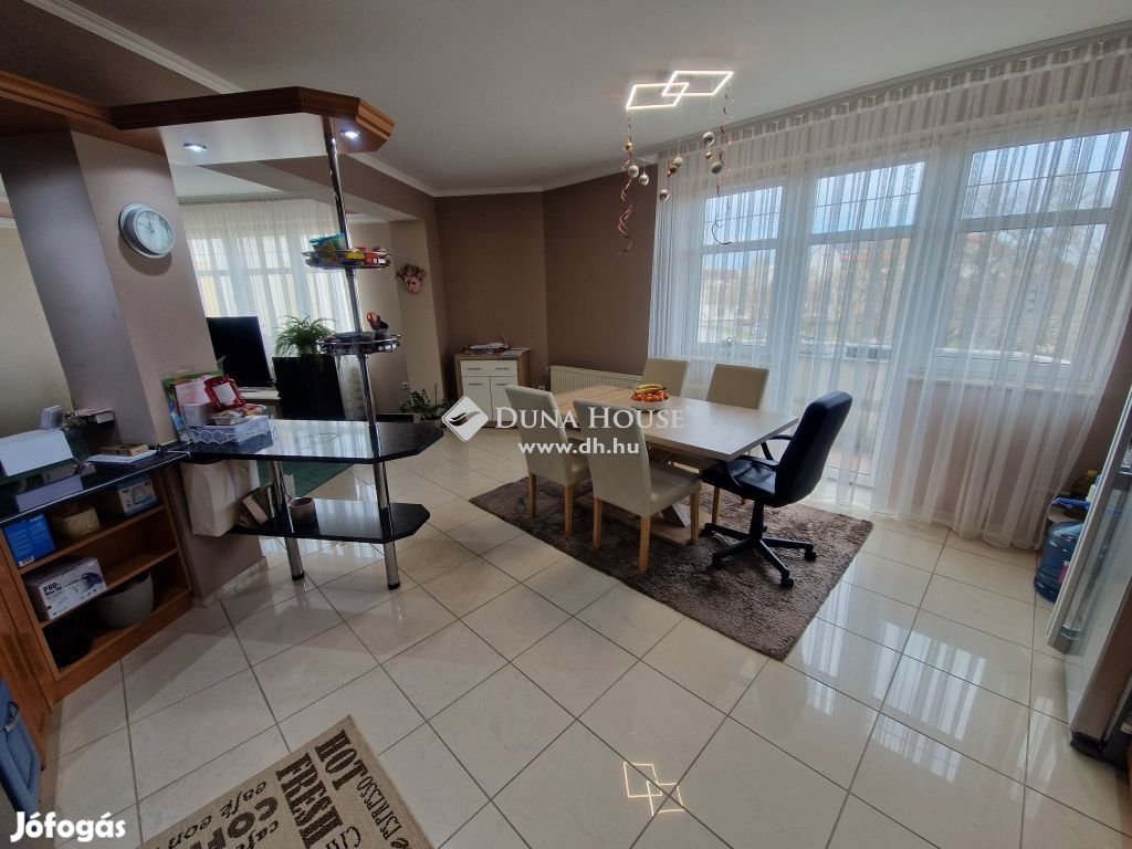 Bajai 138 nm-es lakás eladó