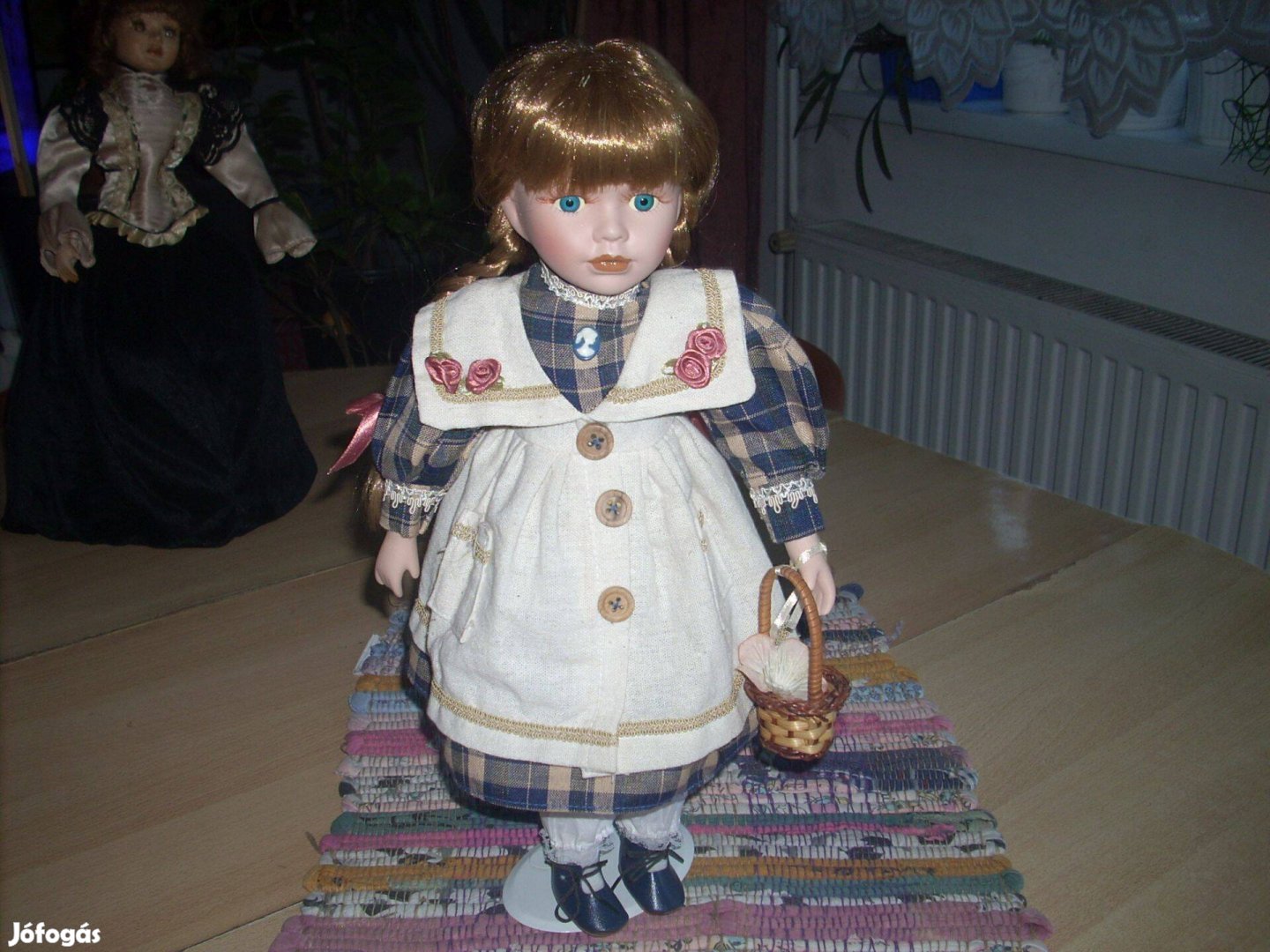 Bájos copfos kislány poircelán baba 41 cm