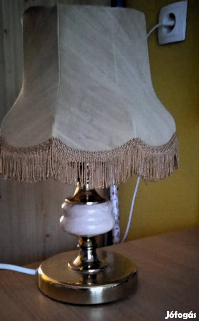 Bájos klasszikus, régi asztali lámpa