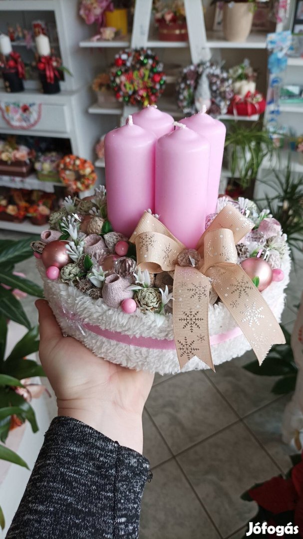 Bájos rózsaszín adventi koszorú karácsonyi asztaldísz 