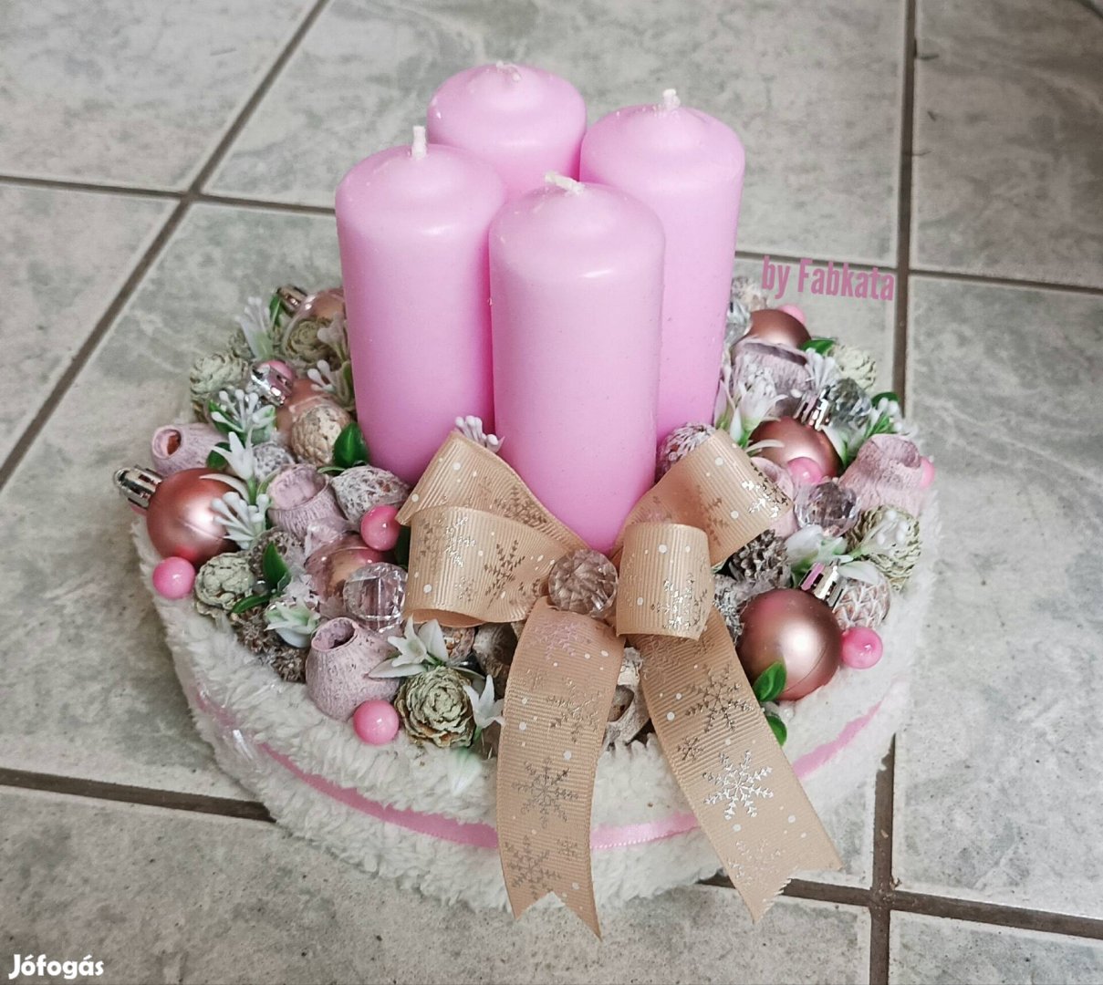 Bájos rózsaszín adventi koszorú karácsonyi asztaldísz 