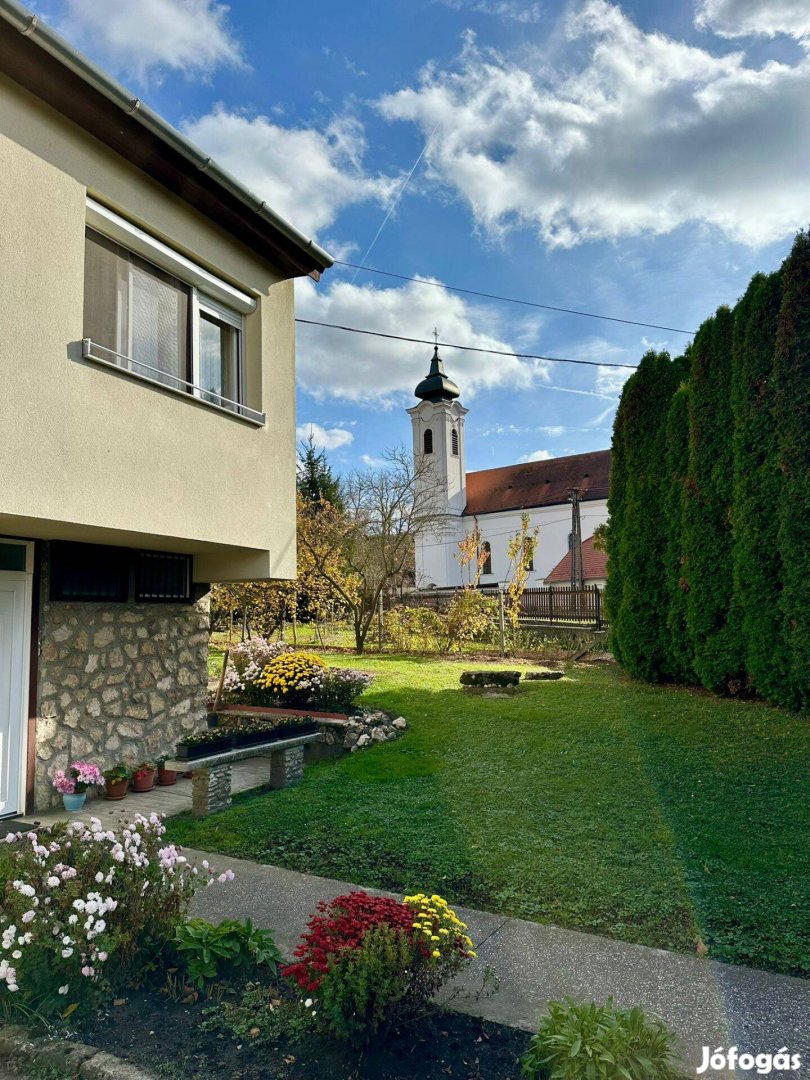 Bakonybélben Központi elhelyezkedésű családi ház keresi új