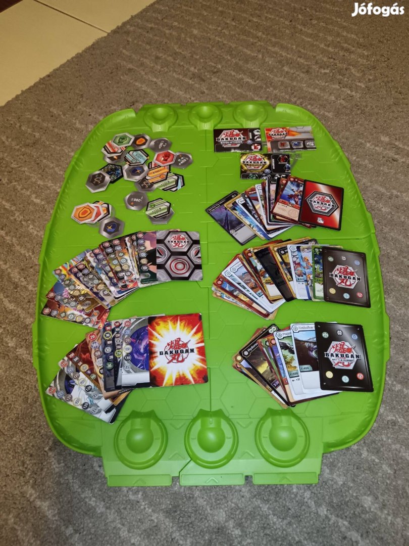 Bakugan figurák, tartó doboz, kártyák, csatapálya