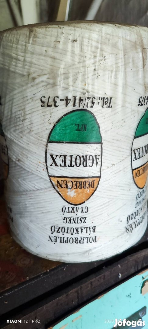 Bála kötöző madzag.