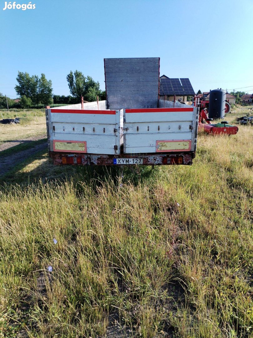 Bálaszállitó