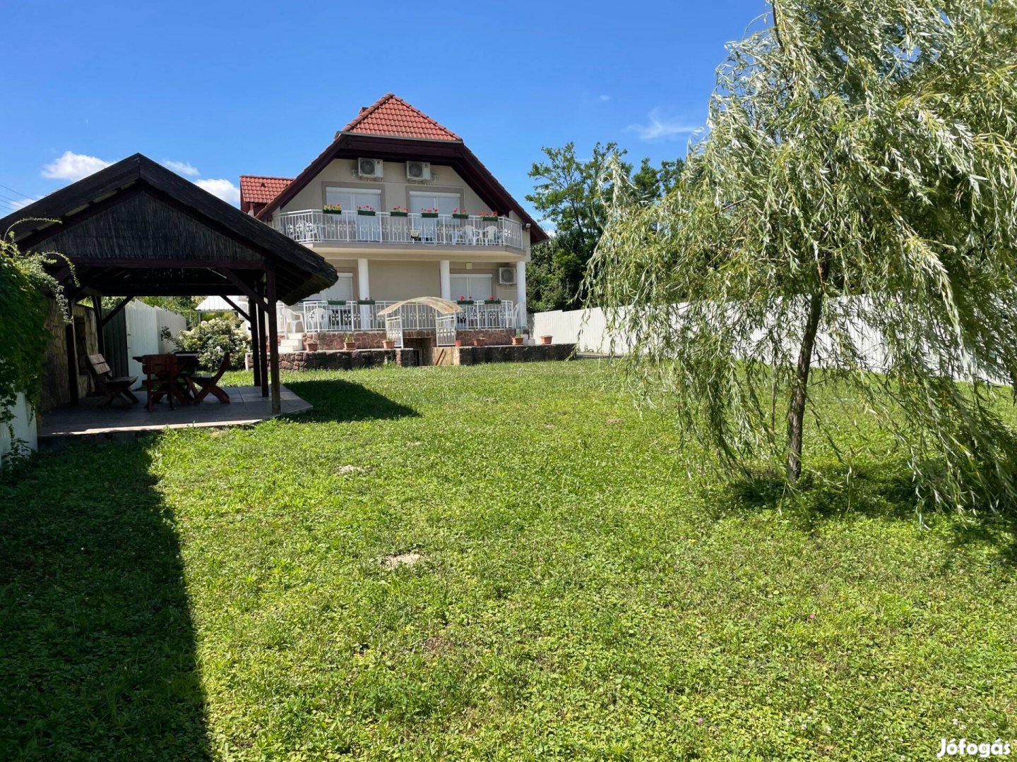 Balatonalmádi csendes utcájában eladó egy panorámás caládi ház